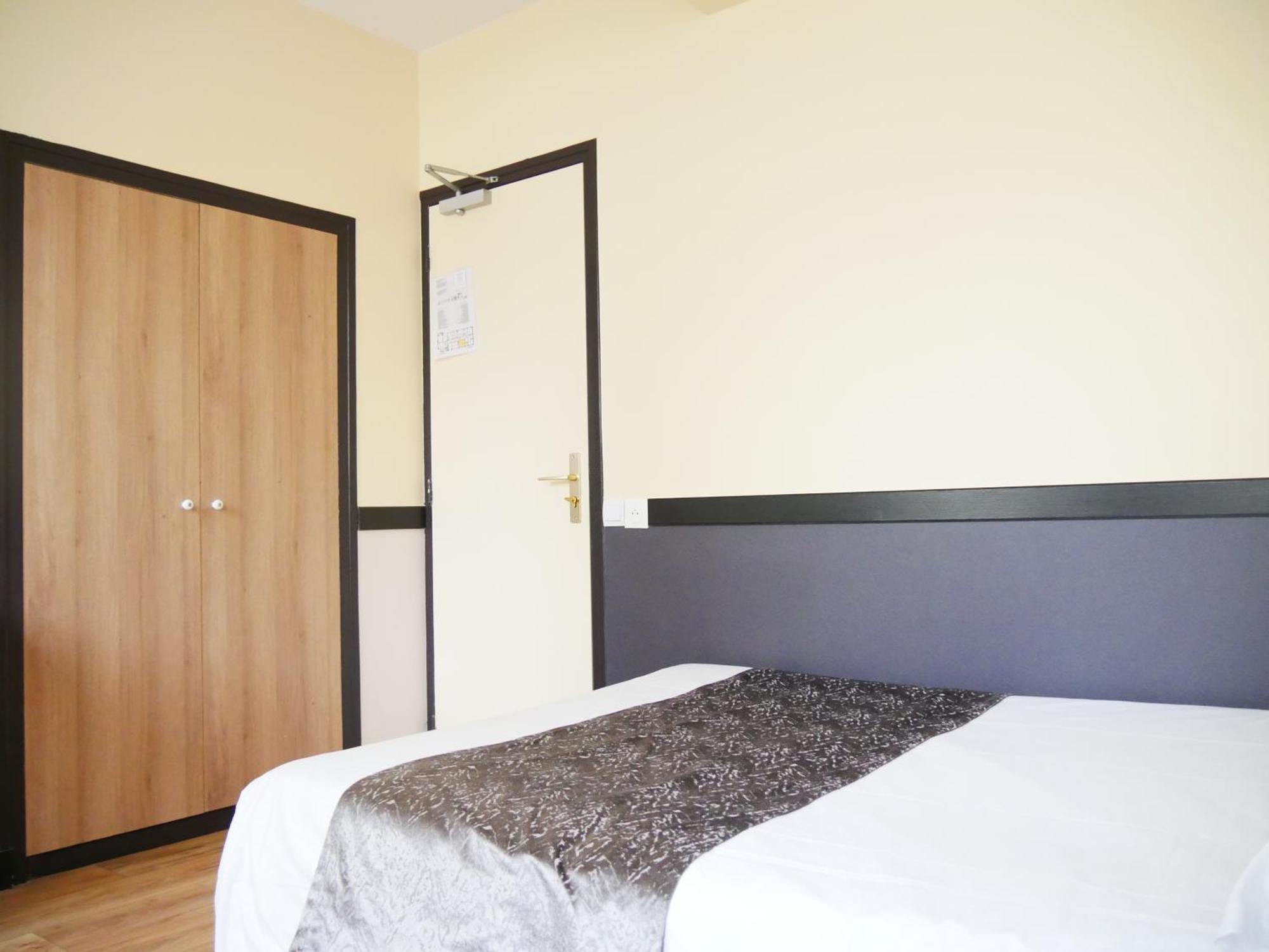 Hotel Des Bains A 10 Min De Paris 2*