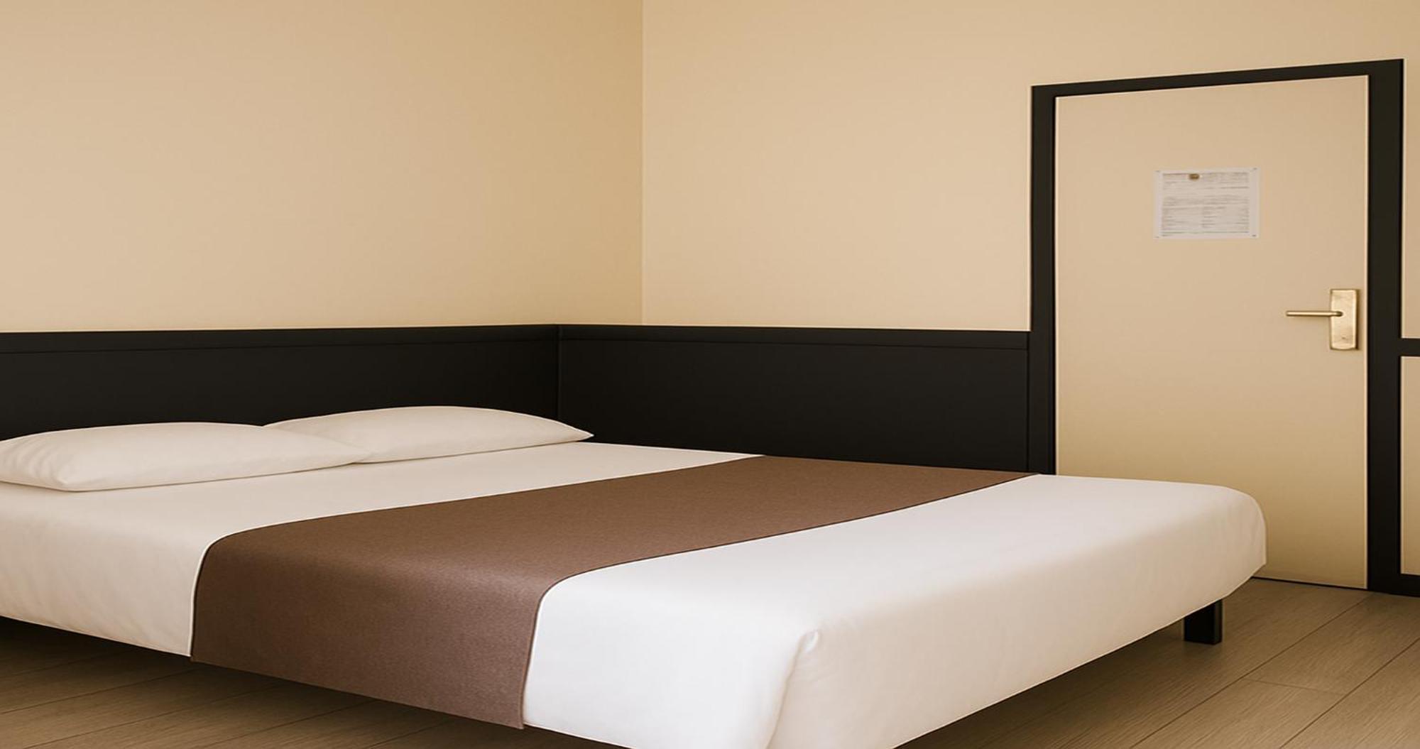 Hotel Des Bains A 10 Min De Paris 2*