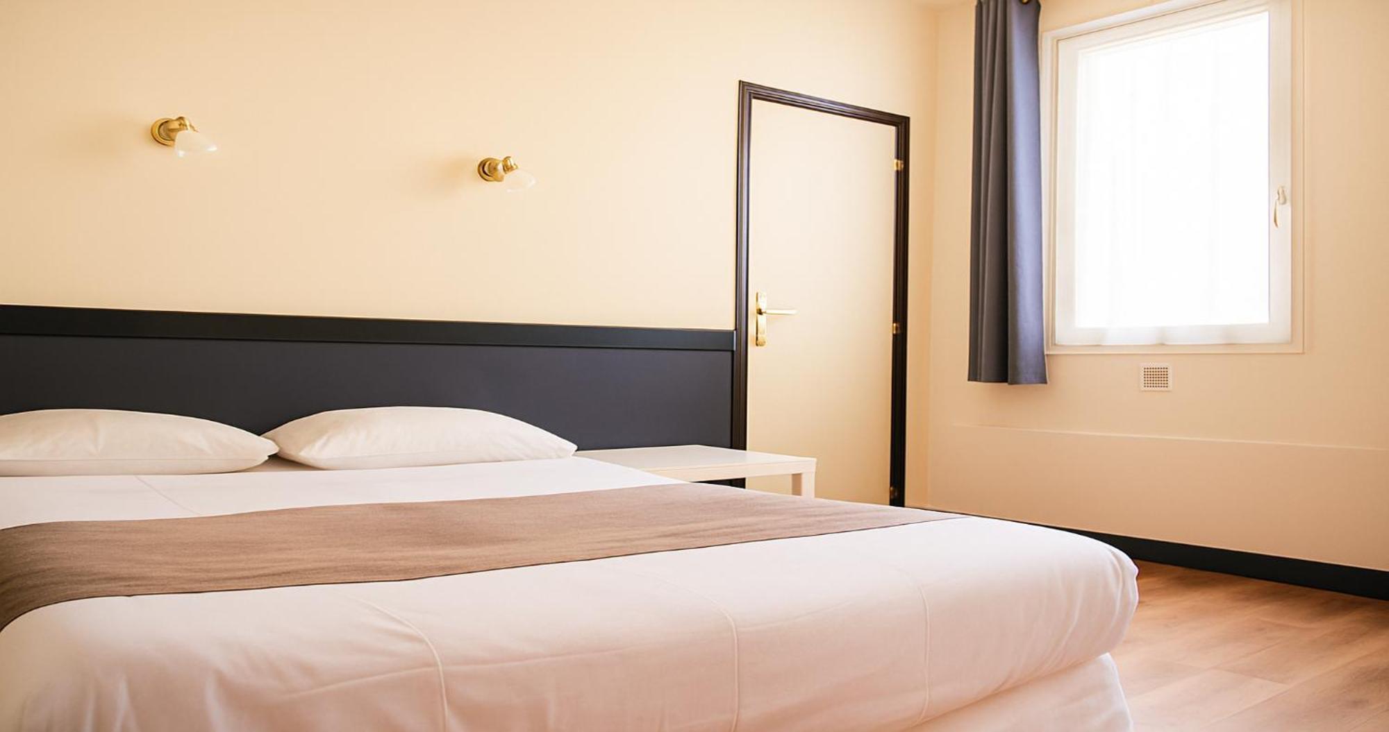 Hotel Des Bains A 10 Min De Paris 2*