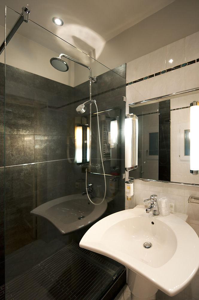 Des Bains A 10 Min De Paris Hotel