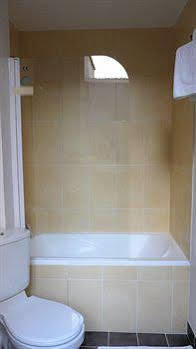 Hotel Des Bains A 10 Min De Paris 2*